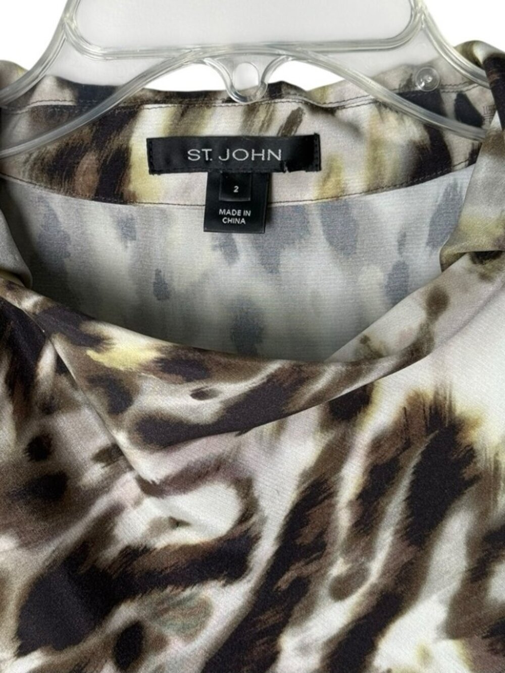St. John Draped Neck Silk Animal Print Long Sleeve Blouse Top Women’s Size 2 - Picture 4 of 8